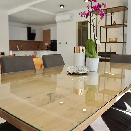 Βίλα Borna B20 Τρογκίρ